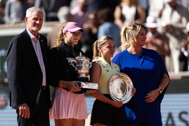 2026 French Open - Day Fourteen Mirra Andreeva (left) delivers a speech with the winner s trophy after winning her final women s singles match against Maja Chalinska, next to Mary Pierce (right), a former French tennis player, on day 14 of the French Open tennis tournament on Court Philippe Chatrier at the Roland-Garros Complex in Paris, France. Paris France  Copyright: xIbrahimxEzzatx originalFilename:ezzat-notitle260606_npbIX.jpg