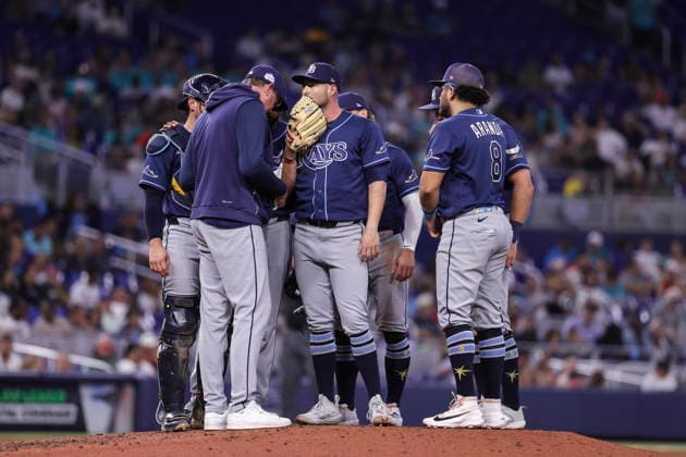 MLB, Baseball Herren, USA - Miami Marlins vs Tampa Bay Rays Tampa Bay Rays team members gather on the mound during the Major League Baseball (MLB) game between the Miami Marlins and the Tampa Bay Rays in Miami, Florida, USA, 06 June 2026. MIAMI FLORIDA United States  Copyright: xCRISTOBALxHERRERA-ULASHKEVICHx