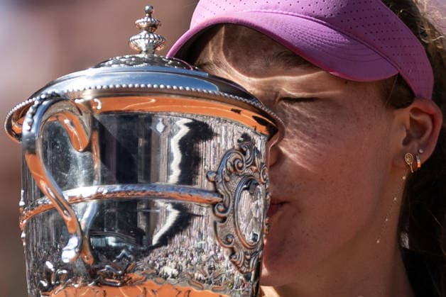 2026 French Open - Day Fourteen Mirra Andreeva kisses the winner s trophy after winning her final women s singles match against Maja Chalinska on day 14 of the French Open tennis tournament on Court Philippe Chatrier at the Roland-Garros Complex in Paris, France. Paris France  Copyright: xIbrahimxEzzatx originalFilename:ezzat-notitle260606_npvCM.jpg
