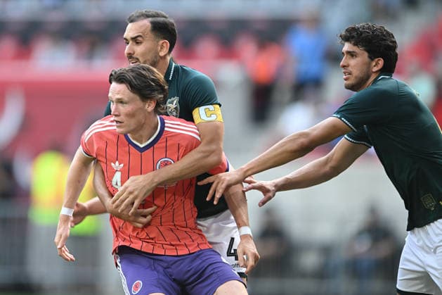 June 6, 2026, Harrison, New Jersey, USA: Scotland midfielder SCOTT MCTOMINAY (4) and Bolivia defender LUIS HAQUoÂN (4) in action during the Road to 26 International Friendly, Länderspiel, Nationalmannschaft match at Sports Illustrated Stadium in Harrison New Jersey Scotland defeats Bolivia 4 to 0 Harrison USA - ZUMAa301 20260606_aaf_a301_001 Copyright: xBrooksxVonxArxx