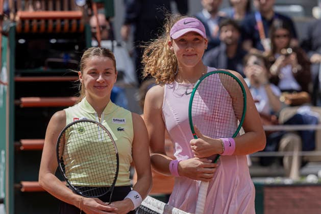 2026 French Open - Day Fourteen Maja Chwalinska and Mirra Andreeva before their match at the Roland Garros Grand Slam Tournament Women s Final on June 6, 2026, in Paris, France. Paris France  Copyright: xRobertxSzaniszlox originalFilename:szaniszlo-notitle260606_npJYf.jpg