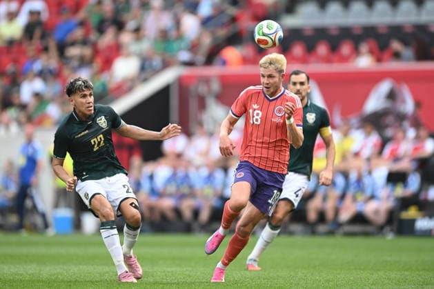 June 6, 2026, Harrison, New Jersey, USA: Bolivia defender MARCELO TORREZ (22) and Scotland forward GEORGE HIRST (18) in action during the Road to 26 International Friendly, Länderspiel, Nationalmannschaft match at Sports Illustrated Stadium in Harrison New Jersey Scotland defeats Bolivia 4 to 0 Soccer 2026: Scotland 4:0 Bolivia  - ZUMAa301 20260606_aaf_a301_030 Copyright: xBrooksxVonxArxx