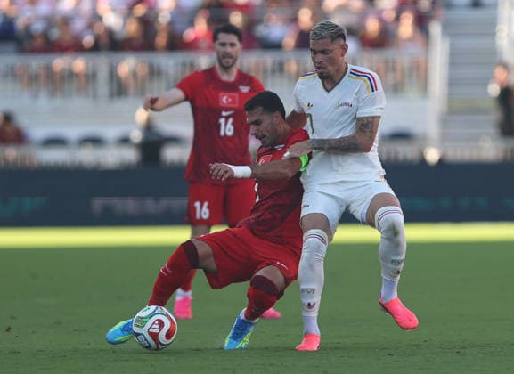 Turkiye s player Zeki Celik (L) and Venezuela s player Gleiker Mendoza during the International Friendly, Länderspiel, Nationalmannschaft match between Turkiye and Venezuela at Inter Miami FC Stadium on June 7, 2026 in Miami, United States. ( Copyright: ZiyaxUlasx-xDepoxPhotos 19122884