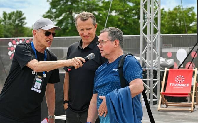 Die 1. Deutschen Meisterschaften der Tischtennis-Outdoor-Communitys wurden eröffnet von ZDF-Moderator Norbert König und den Doppel-Weltmeistern von 1989, Jörg Roßkopf und Steffen Fetzner Die 1. Deutschen Meisterschaften im Outdoor-Tischtennis im Rahmen der LOTTO Thüringen TT-Finals in der Messe Erfurt - 6. Juni: Die ersten Titelkämpfe der Outdoor-Communitys wurden eröffnet von ZDF-Moderator Norbert König und Deutschlands Tischtennis-Weltmeistern von 1989, dem heutigen Herren-Bundestrainer Jörg Roßkopf und Steffen Fetzner (rechts). Erfurt Messe Erfurt Thüringen Deutschland