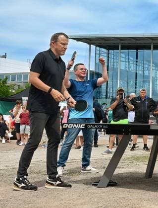 Die 1. Deutschen Meisterschaften der Tischtennis-Outdoor-Communitys wurden eröffnet den Doppel-Weltmeistern von 1989, Jörg Roßkopf und Steffen Fetzner Die 1. Deutschen Meisterschaften im Outdoor-Tischtennis im Rahmen der LOTTO Thüringen TT-Finals in der Messe Erfurt - 6. Juni: Die ersten Titelkämpfe der Outdoor-Communitys wurden eröffnet von Deutschlands Tischtennis-Weltmeistern von 1989, dem heutigen Herren-Bundestrainer Jörg Roßkopf (links) und Steffen Fetzner. Erfurt Messe Erfurt Thüringen Deutschland