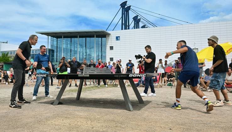 Die 1. Deutschen Meisterschaften der Tischtennis-Outdoor-Communitys wurden eröffnet von den Doppel-Weltmeistern von 1989, Jörg Roßkopf und Steffen Fetzner Die 1. Deutschen Meisterschaften im Outdoor-Tischtennis im Rahmen der LOTTO Thüringen TT-Finals in der Messe Erfurt - 6. Juni: Die ersten Titelkämpfe der Outdoor-Communitys wurden eröffnet vonDeutschlands Tischtennis-Weltmeistern von 1989, dem heutigen Herren-Bundestrainer Jörg Roßkopf und Steffen Fetzner (links). Erfurt Messe Erfurt Thüringen Deutschland