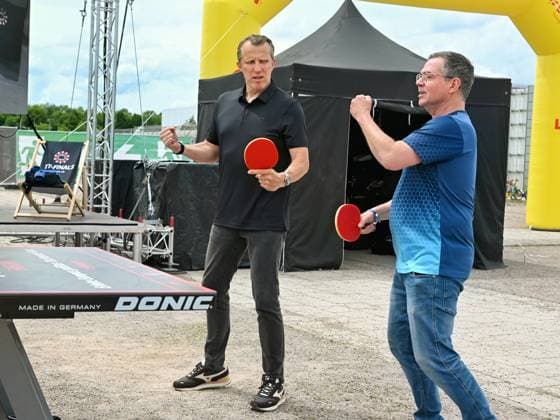 Die 1. Deutschen Meisterschaften der Tischtennis-Outdoor-Communitys wurden eröffnet den Doppel-Weltmeistern von 1989, Jörg Roßkopf und Steffen Fetzner Die 1. Deutschen Meisterschaften im Outdoor-Tischtennis im Rahmen der LOTTO Thüringen TT-Finals in der Messe Erfurt - 6. Juni: Die ersten Titelkämpfe der Outdoor-Communitys wurden eröffnet von Deutschlands Tischtennis-Weltmeistern von 1989, dem heutigen Herren-Bundestrainer Jörg Roßkopf (links) und Steffen Fetzner. Erfurt Messe Erfurt Thüringen Deutschland
