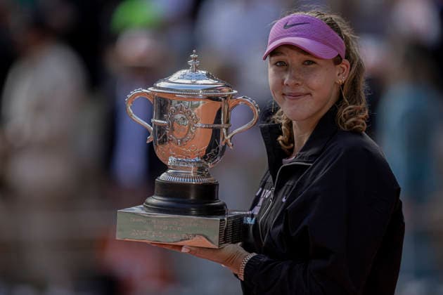 2026 French Open - Day Fourteen Mirra Andreeva holds the trophy after the match at the Roland Garros Grand Slam Tournament Women s Final on June 6, 2026, in Paris, France. Paris France  Copyright: xRobertxSzaniszlox originalFilename:szaniszlo-notitle260606_npG7D.jpg