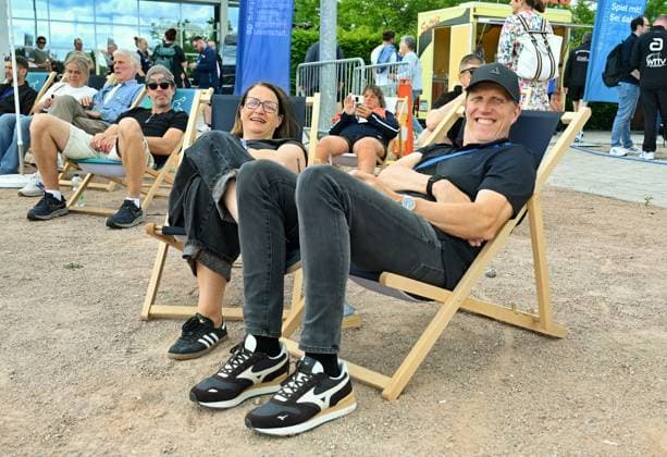 Herren-Bundestrainer Jörg Roßkopf chillt beim Outdoor-Tischtennis im Rahmen der Deutschen Tischtennis-Finals Die 1. Deutschen Meisterschaften im Outdoor-Tischtennis im Rahmen der LOTTO Thüringen TT-Finals in der Messe Erfurt - 6. Juni: Die ersten Titelkämpfe der Outdoor-Communitys wurden eröffnet von Deutschlands Tischtennis-Weltmeister von 1989, dem heutigen Herren-Bundestrainer Jörg Roßkopf, hier beim Outdoor-Chillen mit seiner Ehefrau Sabine. Erfurt Messe Erfurt Thüringen Deutschland