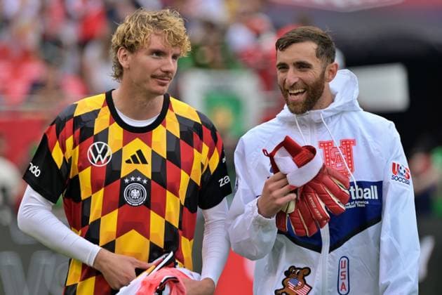 USA v Germany - International Friendly, Länderspiel, Nationalmannschaft CHICAGO, ILLINOIS - June 6, 2026: Nick Woltemade of Germany (left) and a U.S. Men s national team, Nationalteam player share a light moment on the pitch during warm-ups prior to an international friendly match in Chicago on June 6, 2926, Jacek Boczarski Anadolu Chicago United States. Editorial use only. Please get in touch for any other usage.  Copyright: x2026xAnadoluxJacekxBoczarskix
