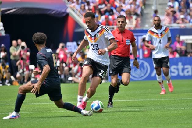 USA v Germany - International Friendly, Länderspiel, Nationalmannschaft CHICAGO, ILLINOIS - June 6, 2026: Felix Nmecha (23) of Germany dribbles the ball past a U.S. Men s national team, Nationalteam player during an international friendly match in Chicago on June 6, 2026. Jacek Boczarski Anadolu Chicago United States. Editorial use only. Please get in touch for any other usage.  Copyright: x2026xAnadoluxJacekxBoczarskix