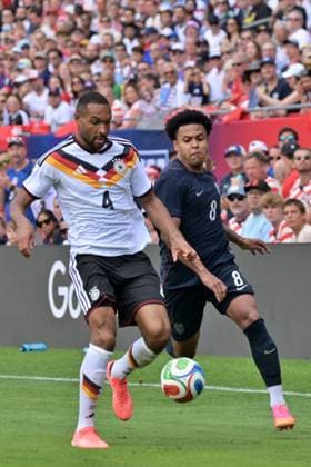 USA v Germany - International Friendly, Länderspiel, Nationalmannschaft CHICAGO, ILLINOIS - June 6, 2026: Germany s Jonathan Tah (4) heads the ball while being pressured by a U.S. Men s national team, Nationalteam opponent during today s international friendly match in Chicago on June 6, 2026. Jacek Boczarski Anadolu Chicago United States. Editorial use only. Please get in touch for any other usage.  Copyright: x2026xAnadoluxJacekxBoczarskix