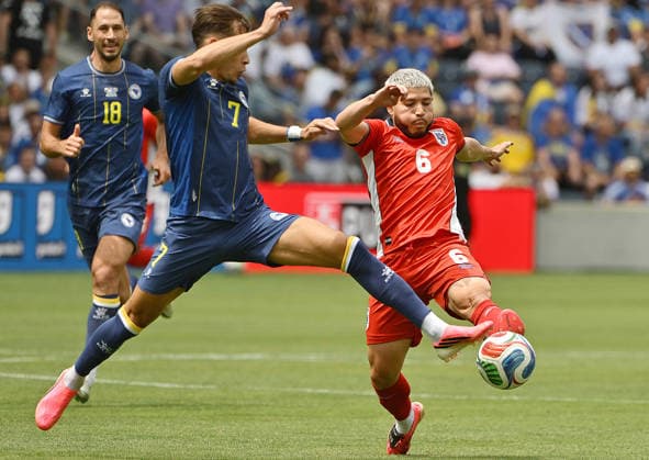 Cristian Martinez (R) of Panama challenges Amar Dedic of Bosnia and Herzegovina for the ball in a friendly match between Panama and Bosnia and Herzegovina ahead of the 2026 FIFA World Cup, WM, Weltmeisterschaft, Fussball at Energizer Park in St. Louis, USA, 06 June 2026. FIFA World Cup 2026 Friendly: Panama - Bosnia Herzegovina !ACHTUNG: NUR REDAKTIONELLE NUTZUNG!  Copyright: xTimxVizerx AMDEP6480 20260607-55020522784_1