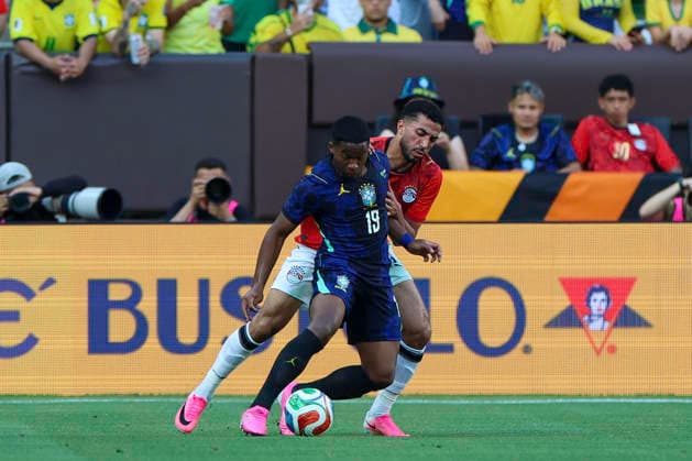 June 6, 2026: Brazil forward Endrick (19) and Egypt defender Mohamed Abdelmonem (6) fight for control of the ball during the second half of the International Friendly, Länderspiel, Nationalmannschaft soccer match between Egypt and Brazil at Huntington Bank Field in Cleveland, Ohio. CSM Cleveland United States of America - ZUMAc04_ 20260606_zma_c04_078 Copyright: xBrianxFisherx