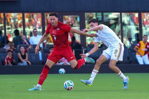 FORT LAUDERDALE, FL - JUNE 06: Turkey forward Deniz Gül (9) and Venezuela defender Nahuel Ferraresi (2) battle for the ball during the International Friendly, Länderspiel, Nationalmannschaft game between Turkey and Venezuela at Inter Miami CF Stadium on June 6, 2026 in Fort Lauderdale,Florida.(Photo by Chris Arjoon Icon Sportswire) SOCCER: JUN 06 Turkey vs Venezuela EDITORIAL USE ONLY Icon2606060010001