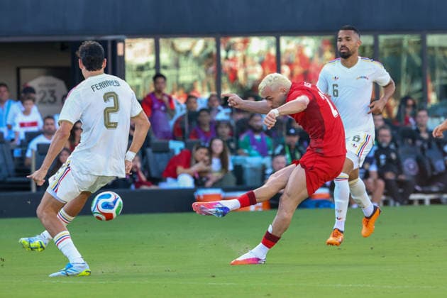 FORT LAUDERDALE, FL - JUNE 06: Turkey midfielder BarÄ±Åü Alper YÄ±lmaz (21) shoots on goal during the International Friendly, Länderspiel, Nationalmannschaft game between Turkey and Venezuela at Inter Miami CF Stadium on June 6, 2026 in Fort Lauderdale,Florida.(Photo by Chris Arjoon Icon Sportswire) SOCCER: JUN 06 Turkey vs Venezuela EDITORIAL USE ONLY Icon2606060010002