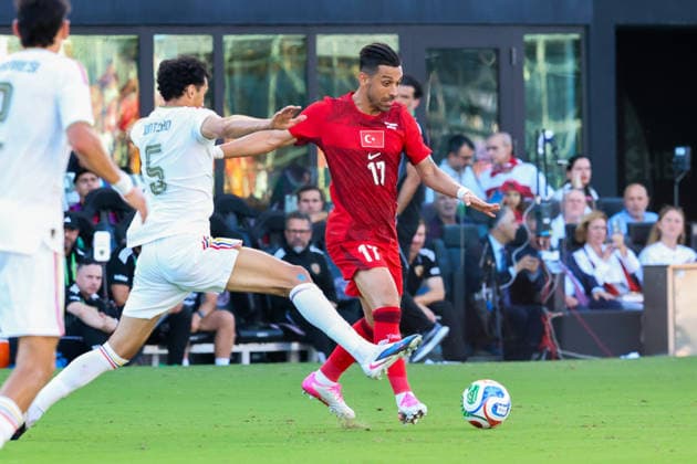 FORT LAUDERDALE, FL - JUNE 06: Turkey midfielder IÌ‡rfan Can Kahveci (17) and Venezuela defender Teo Quintero (5) battle for the ball during the International Friendly, Länderspiel, Nationalmannschaft game between Turkey and Venezuela at Inter Miami CF Stadium on June 6, 2026 in Fort Lauderdale,Florida.(Photo by Chris Arjoon Icon Sportswire) SOCCER: JUN 06 Turkey vs Venezuela EDITORIAL USE ONLY Icon2606060010006