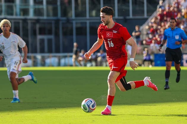 FORT LAUDERDALE, FL - JUNE 06: Turkey midfielder IÌ‡smail Yüksek (16) controls the ball during the International Friendly, Länderspiel, Nationalmannschaft game between Turkey and Venezuela at Inter Miami CF Stadium on June 6, 2026 in Fort Lauderdale,Florida.(Photo by Chris Arjoon Icon Sportswire) SOCCER: JUN 06 Turkey vs Venezuela EDITORIAL USE ONLY Icon2606060010008