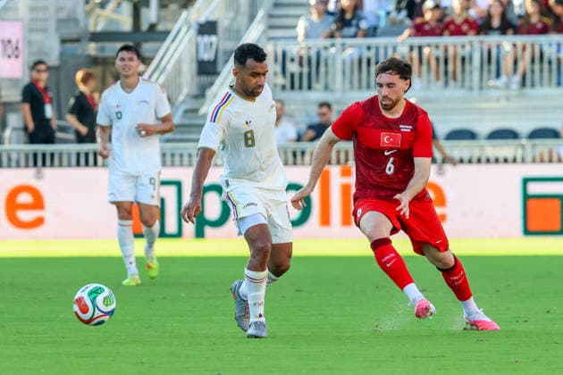 FORT LAUDERDALE, FL - JUNE 06: Turkey midfielder Orkun Kökcü (6) and Venezuela defender Cristian Casseres Jr. (8)) battle for the ball during the International Friendly, Länderspiel, Nationalmannschaft game between Turkey and Venezuela at Inter Miami CF Stadium on June 6, 2026 in Fort Lauderdale,Florida.(Photo by Chris Arjoon Icon Sportswire) SOCCER: JUN 06 Turkey vs Venezuela EDITORIAL USE ONLY Icon2606060010009