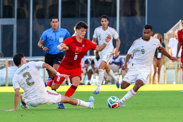 FORT LAUDERDALE, FL - JUNE 06: Turkey midfielder Arda Güler (8), Venezuela defender Nahuel Ferraresi (2), and Venezuela forward Alejandro MarquÃ s (9) battle for the ball during the International Friendly, Länderspiel, Nationalmannschaft game between Turkey and Venezuela at Inter Miami CF Stadium on June 6, 2026 in Fort Lauderdale,Florida.(Photo by Chris Arjoon Icon Sportswire) SOCCER: JUN 06 Turkey vs Venezuela EDITORIAL USE ONLY Icon2606060010010