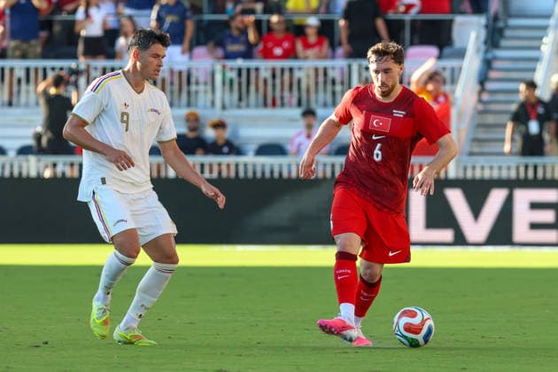 FORT LAUDERDALE, FL - JUNE 06: Turkey midfielder Orkun Kökcü (6) and Venezuela forward Alejandro MarquÃ s (9) battle for the ball during the International Friendly, Länderspiel, Nationalmannschaft game between Turkey and Venezuela at Inter Miami CF Stadium on June 6, 2026 in Fort Lauderdale,Florida.(Photo by Chris Arjoon Icon Sportswire) SOCCER: JUN 06 Turkey vs Venezuela EDITORIAL USE ONLY Icon2606060010011