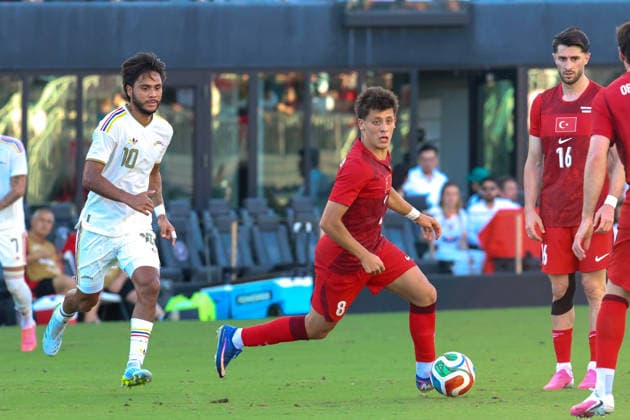 FORT LAUDERDALE, FL - JUNE 06: Turkey midfielder Arda Güler (8) controls the ball during the International Friendly, Länderspiel, Nationalmannschaft game between Turkey and Venezuela at Inter Miami CF Stadium on June 6, 2026 in Fort Lauderdale,Florida.(Photo by Chris Arjoon Icon Sportswire) SOCCER: JUN 06 Turkey vs Venezuela EDITORIAL USE ONLY Icon2606060010013