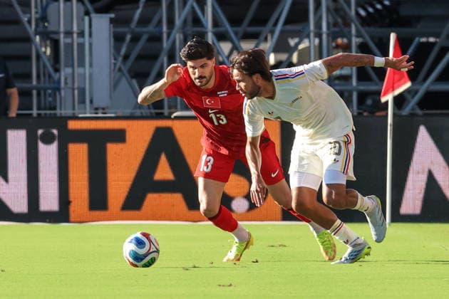 FORT LAUDERDALE, FL - JUNE 06: Venezuela midfielder and Turkey defender Evren Eren ElmalÄ± (13) battle for the ball during the International Friendly, Länderspiel, Nationalmannschaft game between Turkey and Venezuela at Inter Miami CF Stadium on June 6, 2026 in Fort Lauderdale,Florida.(Photo by Chris Arjoon Icon Sportswire) SOCCER: JUN 06 Turkey vs Venezuela EDITORIAL USE ONLY Icon2606060010014