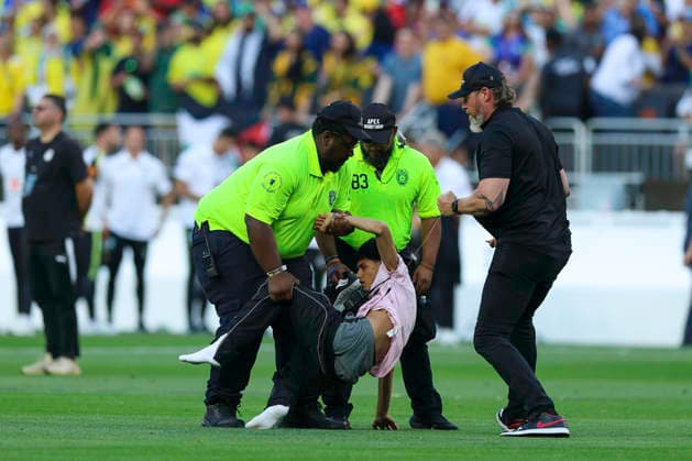 SOCCER 2026: Egypt Vs Brazil JUN 6 June 6, 2026: a fan is tackled be security after running on the field after the International Friendly, Länderspiel, Nationalmannschaft soccer match between Egypt and Brazil at Huntington Bank Field in Cleveland, Ohio. Brian Fisher CSM (Credit Image: Â Brian Fisher Cal Media) Cleveland Ohio United States of America EDITORIAL USE ONLY Copyright: xx ZUMA-20260606_zma_c04_067.jpg BrianxFisherx csmphotothree493383