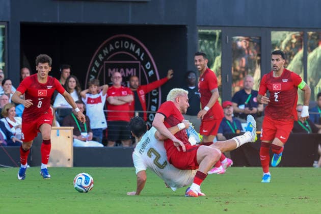 FORT LAUDERDALE, FL - JUNE 06: Turkey midfielder BarÄ±Åü Alper YÄ±lmaz (21) and Venezuela defender Nahuel Ferraresi (2) battle for the ball during the International Friendly, Länderspiel, Nationalmannschaft game between Turkey and Venezuela at Inter Miami CF Stadium on June 6, 2026 in Fort Lauderdale,Florida.(Photo by Chris Arjoon Icon Sportswire) SOCCER: JUN 06 Turkey vs Venezuela EDITORIAL USE ONLY Icon2606060010018