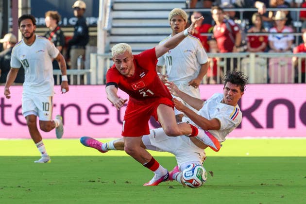 FORT LAUDERDALE, FL - JUNE 06: Turkey midfielder BarÄ±Åü Alper YÄ±lmaz (21) and Venezuela midfielder Jon Aramburu (4) battle for the ball during the International Friendly, Länderspiel, Nationalmannschaft game between Turkey and Venezuela at Inter Miami CF Stadium on June 6, 2026 in Fort Lauderdale,Florida.(Photo by Chris Arjoon Icon Sportswire) SOCCER: JUN 06 Turkey vs Venezuela EDITORIAL USE ONLY Icon2606060010022