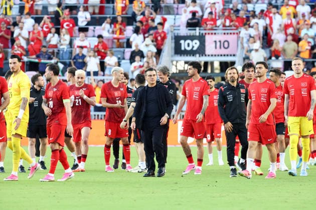 FORT LAUDERDALE, FL - JUNE 06: Turkey manager Vincenzo Montella leads his team around the field after the International Friendly, Länderspiel, Nationalmannschaft game between Turkey and Venezuela at Inter Miami CF Stadium on June 6, 2026 in Fort Lauderdale,Florida.(Photo by Chris Arjoon Icon Sportswire) SOCCER: JUN 06 Turkey vs Venezuela EDITORIAL USE ONLY Icon2606060010025