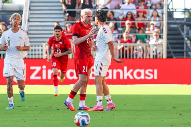 FORT LAUDERDALE, FL - JUNE 06: Turkey midfielder BarÄ±Åü Alper YÄ±lmaz (21) and Venezuela midfielder Jon Aramburu (4) come together during the International Friendly, Länderspiel, Nationalmannschaft game between Turkey and Venezuela at Inter Miami CF Stadium on June 6, 2026 in Fort Lauderdale,Florida.(Photo by Chris Arjoon Icon Sportswire) SOCCER: JUN 06 Turkey vs Venezuela EDITORIAL USE ONLY Icon2606060010026
