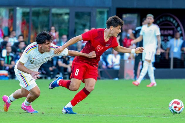 FORT LAUDERDALE, FL - JUNE 06: Turkey midfielder Arda Güler (8) and Venezuela midfielder Jon Aramburu (4) battle for the ball during the International Friendly, Länderspiel, Nationalmannschaft game between Turkey and Venezuela at Inter Miami CF Stadium on June 6, 2026 in Fort Lauderdale,Florida.(Photo by Chris Arjoon Icon Sportswire) SOCCER: JUN 06 Turkey vs Venezuela EDITORIAL USE ONLY Icon2606060010027