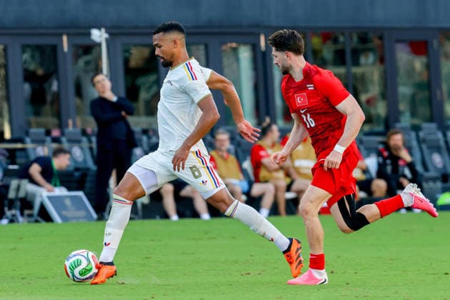 FORT LAUDERDALE, FL - JUNE 06: Venezuela defender Cristian Casseres Jr. (8) and Turkey midfielder IÌ‡smail Yüksek (16) battle for the ball during the International Friendly, Länderspiel, Nationalmannschaft game between Turkey and Venezuela at Inter Miami CF Stadium on June 6, 2026 in Fort Lauderdale,Florida.(Photo by Chris Arjoon Icon Sportswire) SOCCER: JUN 06 Turkey vs Venezuela EDITORIAL USE ONLY Icon2606060010028