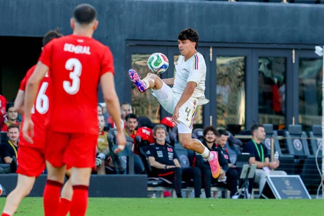 FORT LAUDERDALE, FL - JUNE 06: Venezuela midfielder Jon Aramburu (4) controls the ball during the International Friendly, Länderspiel, Nationalmannschaft game between Turkey and Venezuela at Inter Miami CF Stadium on June 6, 2026 in Fort Lauderdale,Florida.(Photo by Chris Arjoon Icon Sportswire) SOCCER: JUN 06 Turkey vs Venezuela EDITORIAL USE ONLY Icon2606060010031
