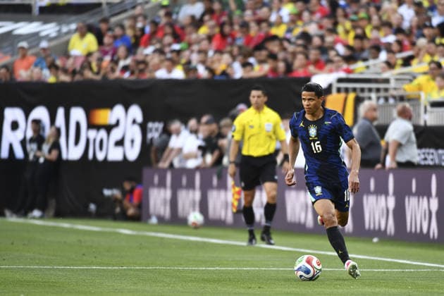 CLEVELAND, USA - JUNE 06: Douglas Santos of Brazil and Mohamed Salah of Eygpt during an International Friendly, Länderspiel, Nationalmannschaft match in preparation for the upcoming 2026 FIFA World Cup, WM, Weltmeisterschaft, Fussball between Brazil and Egypt (Photo by Rebekah Wynkoop SPP)  Copyright: xRebekahxWynkoop SPPx Sportspressphoto_SPR162385