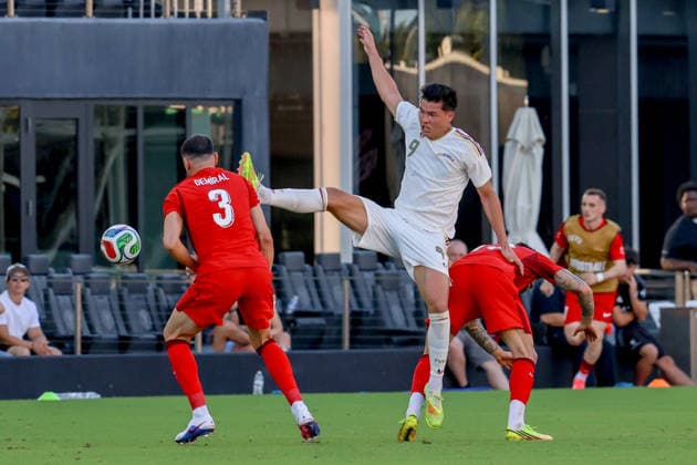 FORT LAUDERDALE, FL - JUNE 06: Venezuela forward Alejandro MarquÃ s (9) battle for the ball with Turkey defender Evren Eren ElmalÄ± (13) and Turkey defender Merih Demiral (3) during the International Friendly, Länderspiel, Nationalmannschaft game between Turkey and Venezuela at Inter Miami CF Stadium on June 6, 2026 in Fort Lauderdale,Florida.(Photo by Chris Arjoon Icon Sportswire) SOCCER: JUN 06 Turkey vs Venezuela EDITORIAL USE ONLY Icon2606060010037