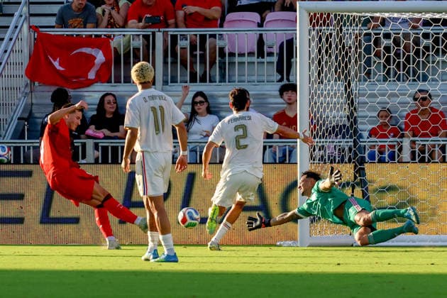 FORT LAUDERDALE, FL - JUNE 06: Venezuela goalkeeper JosÃ Contreras (1) makes a save from Turkey forward Deniz Gül (9) during the International Friendly, Länderspiel, Nationalmannschaft game between Turkey and Venezuela at Inter Miami CF Stadium on June 6, 2026 in Fort Lauderdale,Florida.(Photo by Chris Arjoon Icon Sportswire) SOCCER: JUN 06 Turkey vs Venezuela EDITORIAL USE ONLY Icon2606060010041