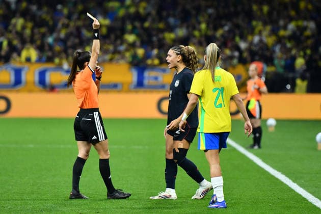SAO PAULO, BRAZIL - JUNE 06: Trinity Rodman receives yellow card during the women™s International Friendly, Länderspiel, Nationalmannschaft match between Brazil and USA on June 6, 2026, at Neoquimica Arena in Sao Paulo, Brazil. (Photo by Leandro Bernardes PxImages Icon Sportswire) SOCCER: JUN 06 Women™s Brazil vs USA EDITORIAL USE ONLY Icon2606062678