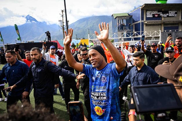 Former Brazilian soccer player Ronaldinho greets fans in Venezuela CARACAS, VENEZUELA – JUNE 6: Former Brazilian soccer player Ronaldinho greets fans upon his arrival at an exhibition match in the Petare neighborhood of Caracas, Venezuela, June 6, 2026. Maxwell Briceno Anadolu Caracas Venezuela. Editorial use only. Please get in touch for any other usage.  Copyright: x2026xAnadoluxMaxwellxBricenox