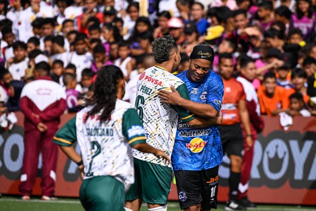 Former Brazilian soccer player Ronaldinho greets fans in Venezuela CARACAS, VENEZUELA – JUNE 6: Former Brazilian soccer player Ronaldinho hugs a player during an exhibition match held in the Petare neighborhood of Caracas, Venezuela, June 6, 2026. Maxwell Briceno Anadolu Caracas Venezuela. Editorial use only. Please get in touch for any other usage.  Copyright: x2026xAnadoluxMaxwellxBricenox