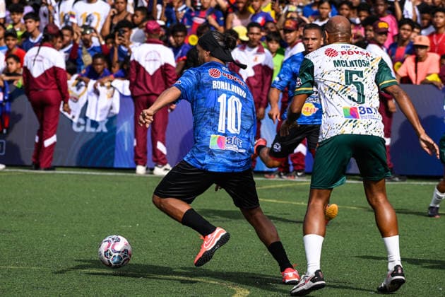 Former Brazilian soccer player Ronaldinho greets fans in Venezuela CARACAS, VENEZUELA – JUNE 6: Former Brazilian soccer player Ronaldinho competes for the ball during an exhibition match held in the Petare neighborhood of Caracas, Venezuela, June 6, 2026. Maxwell Briceno Anadolu Caracas Venezuela. Editorial use only. Please get in touch for any other usage.  Copyright: x2026xAnadoluxMaxwellxBricenox