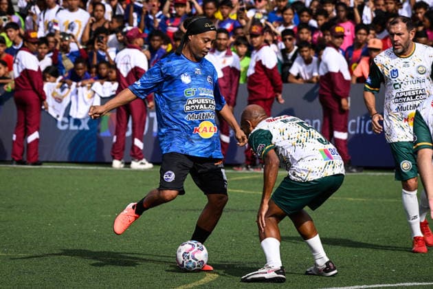 Former Brazilian soccer player Ronaldinho greets fans in Venezuela CARACAS, VENEZUELA – JUNE 6: Former Brazilian soccer player Ronaldinho competes for the ball during an exhibition match held in the Petare neighborhood of Caracas, Venezuela, June 6, 2026. Maxwell Briceno Anadolu Caracas Venezuela. Editorial use only. Please get in touch for any other usage.  Copyright: x2026xAnadoluxMaxwellxBricenox
