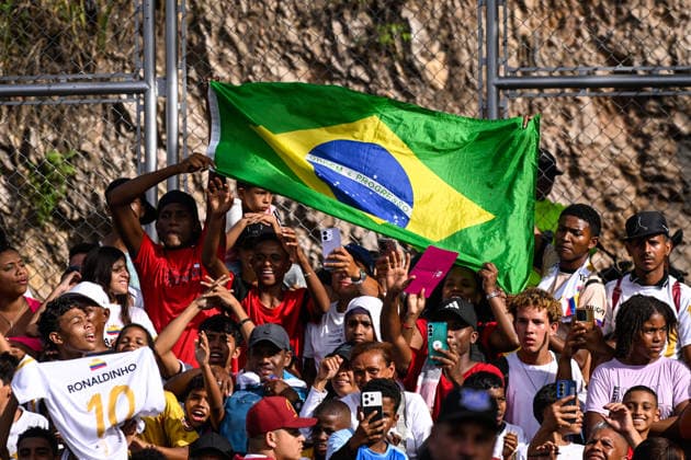 Former Brazilian soccer player Ronaldinho greets fans in Venezuela CARACAS, VENEZUELA – JUNE 6: Fans hold up a Brazilian flag during an exhibition match featuring former Brazilian soccer player Ronaldinho held in the Petare neighborhood of Caracas, Venezuela, June 6, 2026. Maxwell Briceno Anadolu Caracas Venezuela. Editorial use only. Please get in touch for any other usage.  Copyright: x2026xAnadoluxMaxwellxBricenox