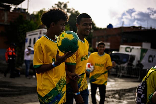 Former Brazilian soccer player Ronaldinho greets fans in Venezuela CARACAS, VENEZUELA – JUNE 6: Fans attend an exhibition match featuring former Brazilian soccer player Ronaldinho held in the Petare neighborhood of Caracas, Venezuela, June 6, 2026. Maxwell Briceno Anadolu Caracas Venezuela. Editorial use only. Please get in touch for any other usage.  Copyright: x2026xAnadoluxMaxwellxBricenox