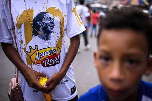 Former Brazilian soccer player Ronaldinho greets fans in Venezuela CARACAS, VENEZUELA – JUNE 6: A fan wears a T-shirt featuring a picture of former Brazilian soccer player Ronaldinho during an exhibition match in the Petare neighborhood of Caracas, Venezuela, June 6, 2026. Maxwell Briceno Anadolu Caracas Venezuela. Editorial use only. Please get in touch for any other usage.  Copyright: x2026xAnadoluxMaxwellxBricenox