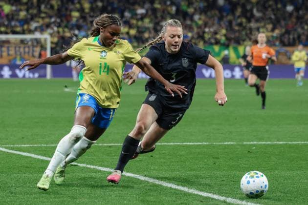 SAO PAULO, BRAZIL - JUNE 06: Ludmila of Brazil (L) and Avery Patterson of USA (R) chases the ball during the International Friendly, Länderspiel, Nationalmannschaft match between Brazil and United States at Neo Quimica Arena on June 06, 2026 in Sao Paulo, Brazil. (Photo by Marco Buenavista Sports Press Photography)  Copyright: xMarcoxBuenavista SportsxPressxPhotox Sportspressphoto_SPR162440