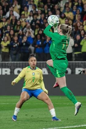 SAO PAULO, BRAZIL - JUNE 06: Mandy McGlynn of USA (R) controls the ball under pressure from Dudinha of Brazil (L) during the International Friendly, Länderspiel, Nationalmannschaft match between Brazil and United States at Neo Quimica Arena on June 06, 2026 in Sao Paulo, Brazil. (Photo by Marco Buenavista Sports Press Photography)  Copyright: xMarcoxBuenavista SportsxPressxPhotox Sportspressphoto_SPR162445