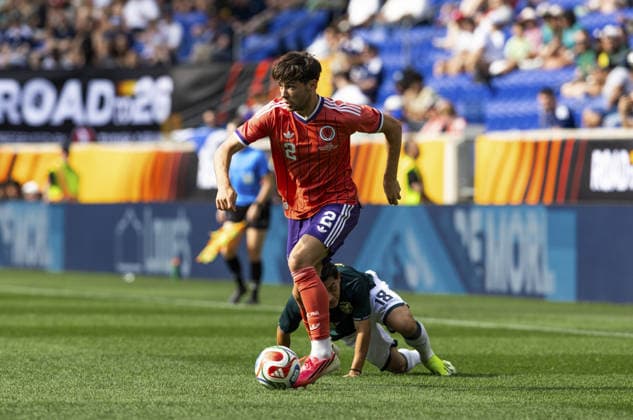 HARRISON, NEW JERSEY - JUNE 6: Aaron Hickey 2 of Scotland goes forward during the International Friendly, Länderspiel, Nationalmannschaft match between Scotland and Bolivia at Sports Illustrated Stadium on June 6, 2026 in Harrison, New Jersey.(Photo by Georgia Soares Sports Press Photo)  Copyright: xGeorgiaxSoares SportsxPressxPhotox Sportspressphoto_SPR162479