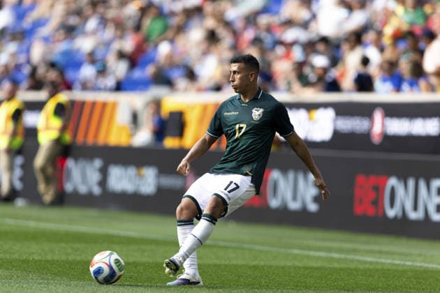 HARRISON, NEW JERSEY - JUNE 6: Roberto Fernández 17 of the Bolivia passes the ball during the International Friendly, Länderspiel, Nationalmannschaft match between Scotland and Bolivia at Sports Illustrated Stadium on June 6, 2026 in Harrison, New Jersey. (Photo by Georgia Soares Sports Press Photo)  Copyright: xGeorgiaxSoares SportsxPressxPhotox Sportspressphoto_SPR162484